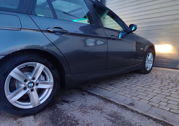 BMW Seria 3 cena 17600 przebieg: 227818, rok produkcji 2006 z Starachowice małe 172